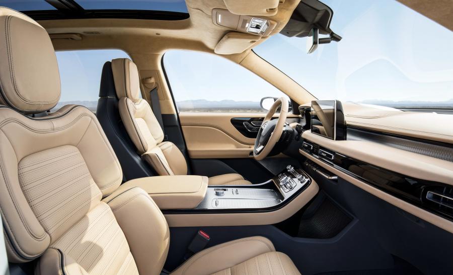 Интерьер Lincoln Aviator 2018 года  (фото 13 из 23)